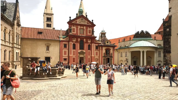 Penterjemahan Profesional di Prague, Republik Czech | Pemandu Pelancong · Teman Perjalanan & Pemandu Tempatan · Penterjemah Perniagaan/Perkhidmatan Peribadi Tersuai · Lawatan Bebas dengan Pemandu Tempatan