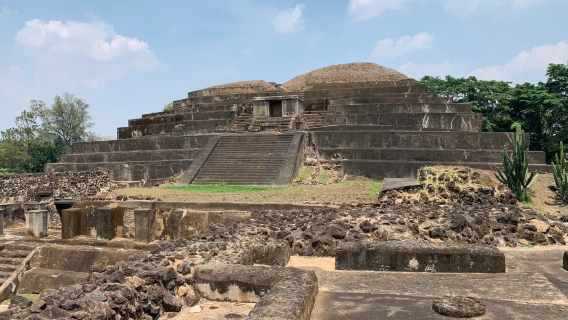 Servicio de coche privado con conductor personalizado en los alrededores de El Salvador: Volcán de Santa Ana + Pueblo Arcoíris de la Ruta de las Flores