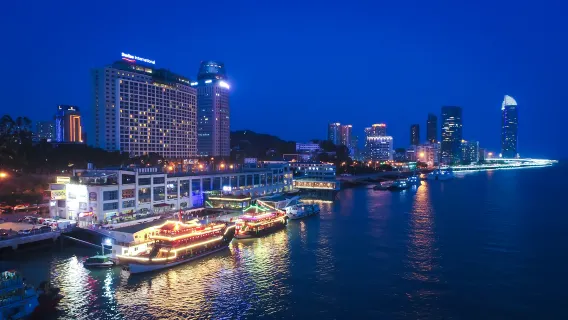 Xiamen Muss-Erlebnis: Nachtbootsfahrt auf dem Lujiang - Meeresblick und nächtliche Skyline beider Ufer (Standardboot)