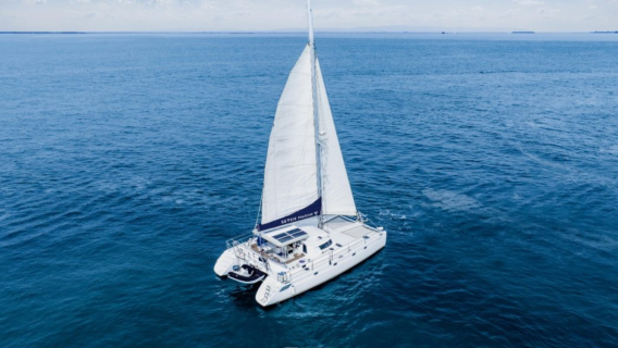 Tur carter kapal layar mewah Tahaa di Phuket mencakup kunjungan ke Pulau Coral, Teluk Pisang, Tanjung Promthep, Pulau Telur, dan Pulau Bulan Madu. Perjalanan dengan perahu ekor panjang ke pantai utama dan naik traktor juga tersedia.