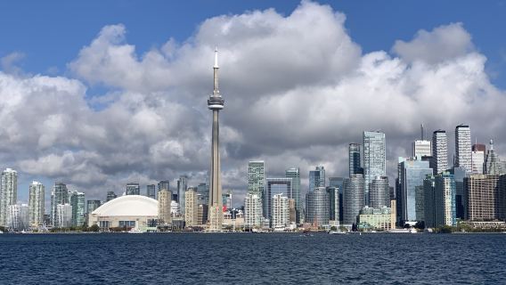 Festival Cahaya Musim Dingin Menara CN, Casa Loma, dan Air Terjun Niagara di Kanada