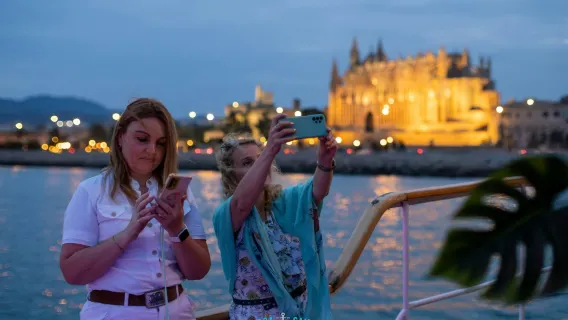 Palma de Mallorca: 3-Hr Sunset + Music Boat Trip
