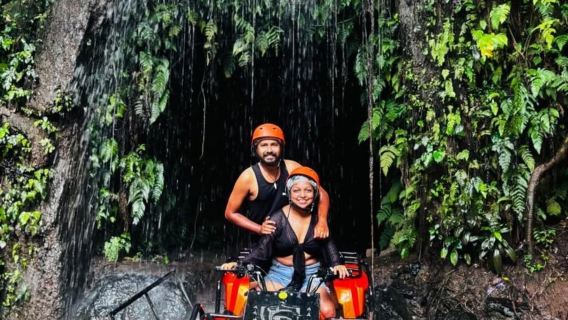 Paseo en ATV por Bali con pista por la orilla del río, bosque denso, arrozal, túnel