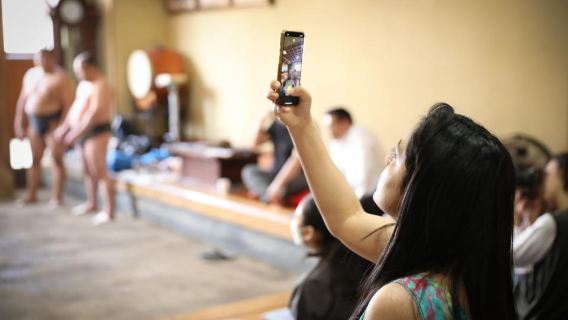 東京:ショーではなく、専門家による本格的な相撲の稽古