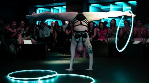 Londra: spettacolo di cabaret burlesque nel West End