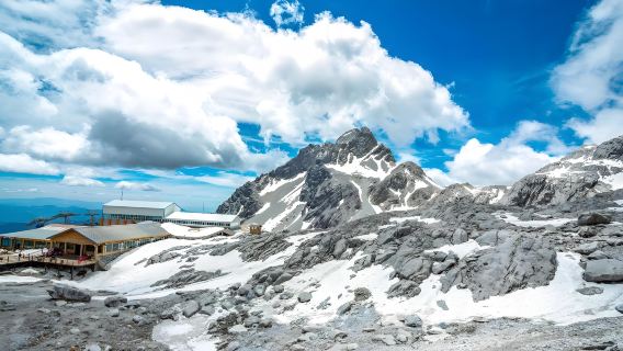 Direct bus service from Lijiang Old Town to Jade Dragon Snow Mountain in Yunnan