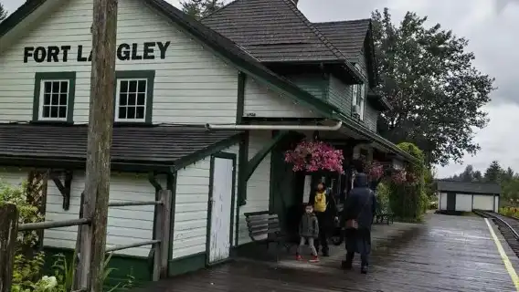 威化溪賞鮭+哈里遜溫泉村+蘭里堡：溫哥華來回一日遊/兩人成團