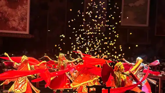 หางโจว งานเลี้ยงแบบโบราณ - งานเลี้ยงพระราชวังสมัยราชวงศ์ถัง (การแสดงดนตรีและนาฏศิลป์แบบดั้งเดิม + งานเลี้ยงสุดอลังการทั้งภาพและรสชาติ + ตัวเลือกสวมใส่ชุดโบราณ/แต่งหน้าแบบโบราณ)