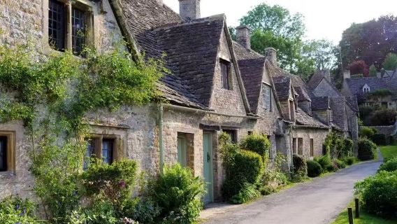 From London: Blenheim Palace, Downton Abbey Village & Cotswolds Tour|English-speaking tour group