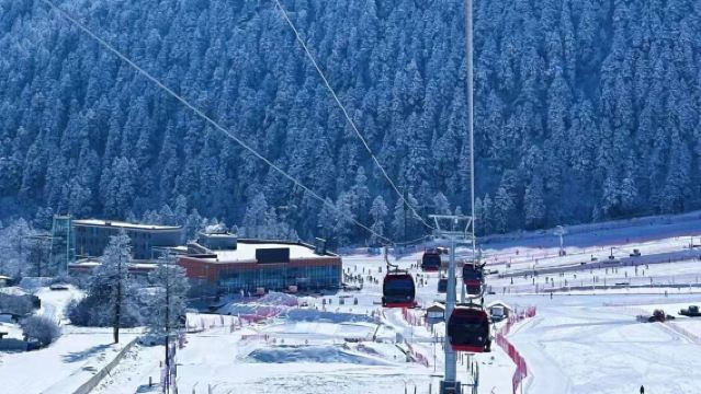 成都到汶川羌人谷滑雪場一日遊【專業雪場+霧凇賞雪】