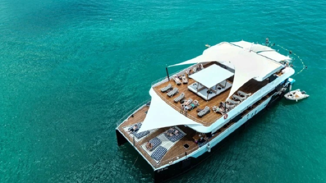 Еднодневная экскурсия в бухту Фанг-Нга на Пхукете: Круиз на двухуровневом катамаране «New Passion» + Исследование кинолокаций на каяке