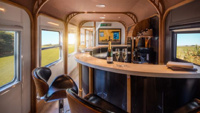 Reise mit der Zugverbindung von Danang nach Quinhon an Bord von The Vietage by Anantara