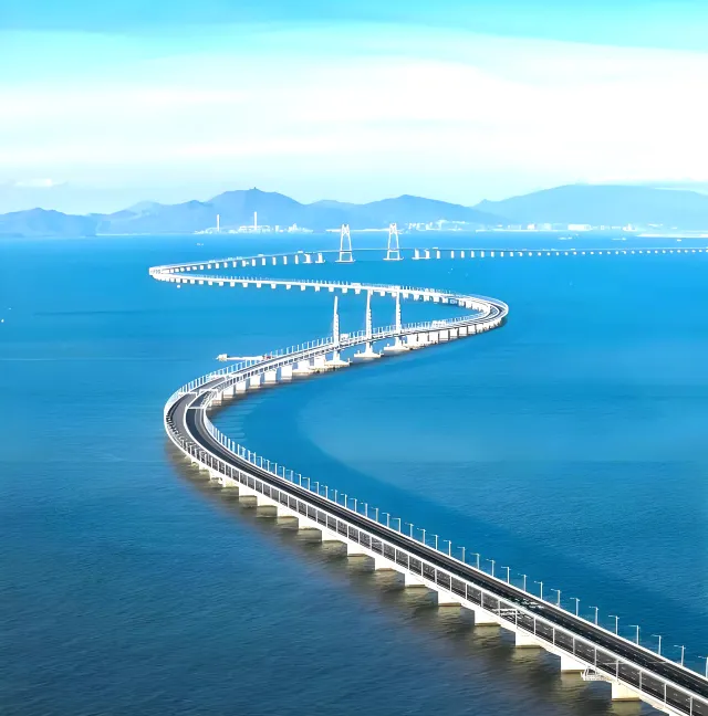 港珠澳大橋跨海段的橋面遠景