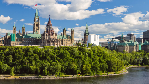 Chinese private charter tour - Montreal round-trip + Ottawa + parliament building + monument city 1-day tour