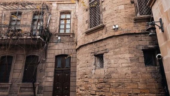 Baku: Old City Walking Tour with Live Music Performance
