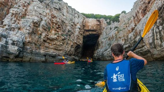 Dubrovnik: Guided Sunset Sea Kayaking Tour with Wine