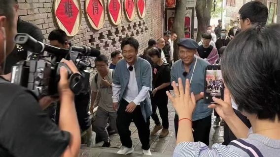 Eatwith - 共颮時刻- 重慶- 停不下來的山城美食逛吃逛吃之旅- 感受到重慶人生活的江湖氣- 品嚐油茶,山城小湯圓,熨斗糕,辣滷等小吃