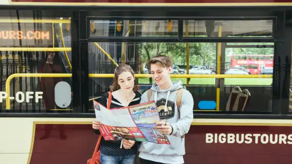 รถบัสแบบขึ้นลงได้ BIG BUS สองชั้นเปิดประทุนในลอนดอน ประเทศอังกฤษ