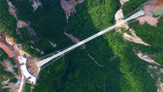 Excursion d'une journée au pont de verre du Grand Canyon de Zhangjiajie et à la grotte de Huanglong (groupe de langue chinoise)