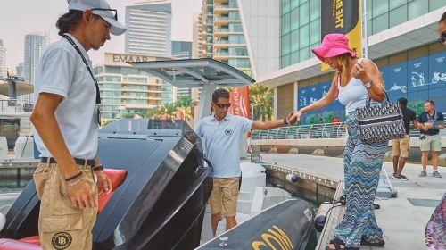 Dubai Attraction: The Black Boats Dubai Day Tours 9