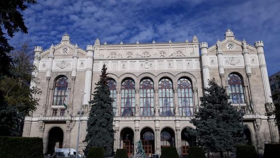 Budapest: Pest Side Walking Tour with Folk Music Performance