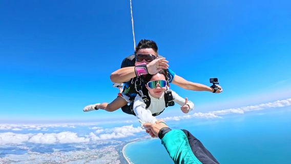 海南萬寧日月灣海景跳傘官方預約三亞博鰲樂東儋州【海景跳傘+教練1V1帶跳+美美出片+影片剪輯】