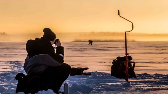Kanada: Perjalanan Memancing Es dari Toronto | Memancing Es di Danau Dussimco | tur gabungan Inggris