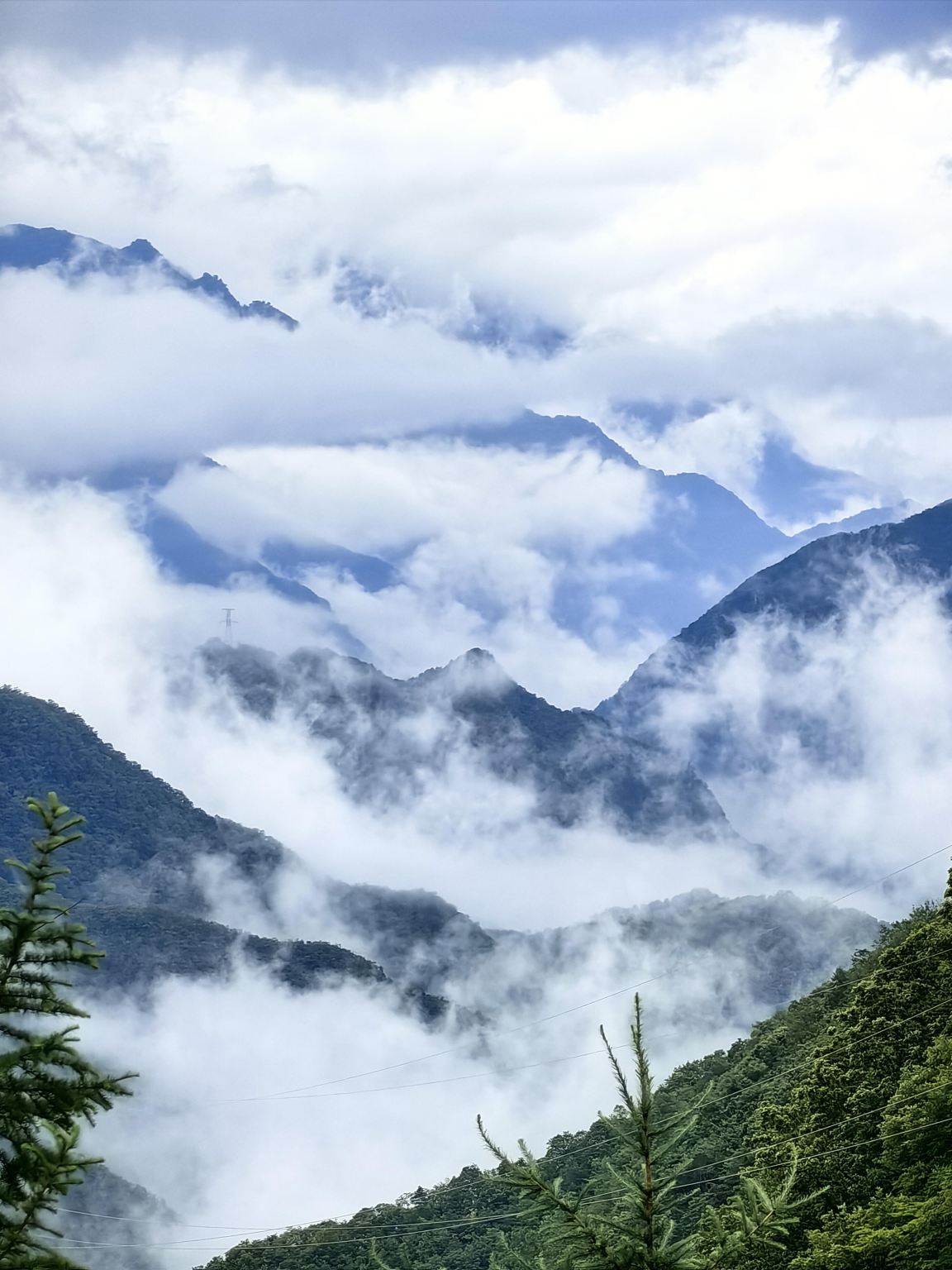 1-day private charter tour to Guanmenshan Scenic Area, Tiansheng Bridge, and Shennong Altar in Shennongjia, Hubei with bilingual Chinese-English service