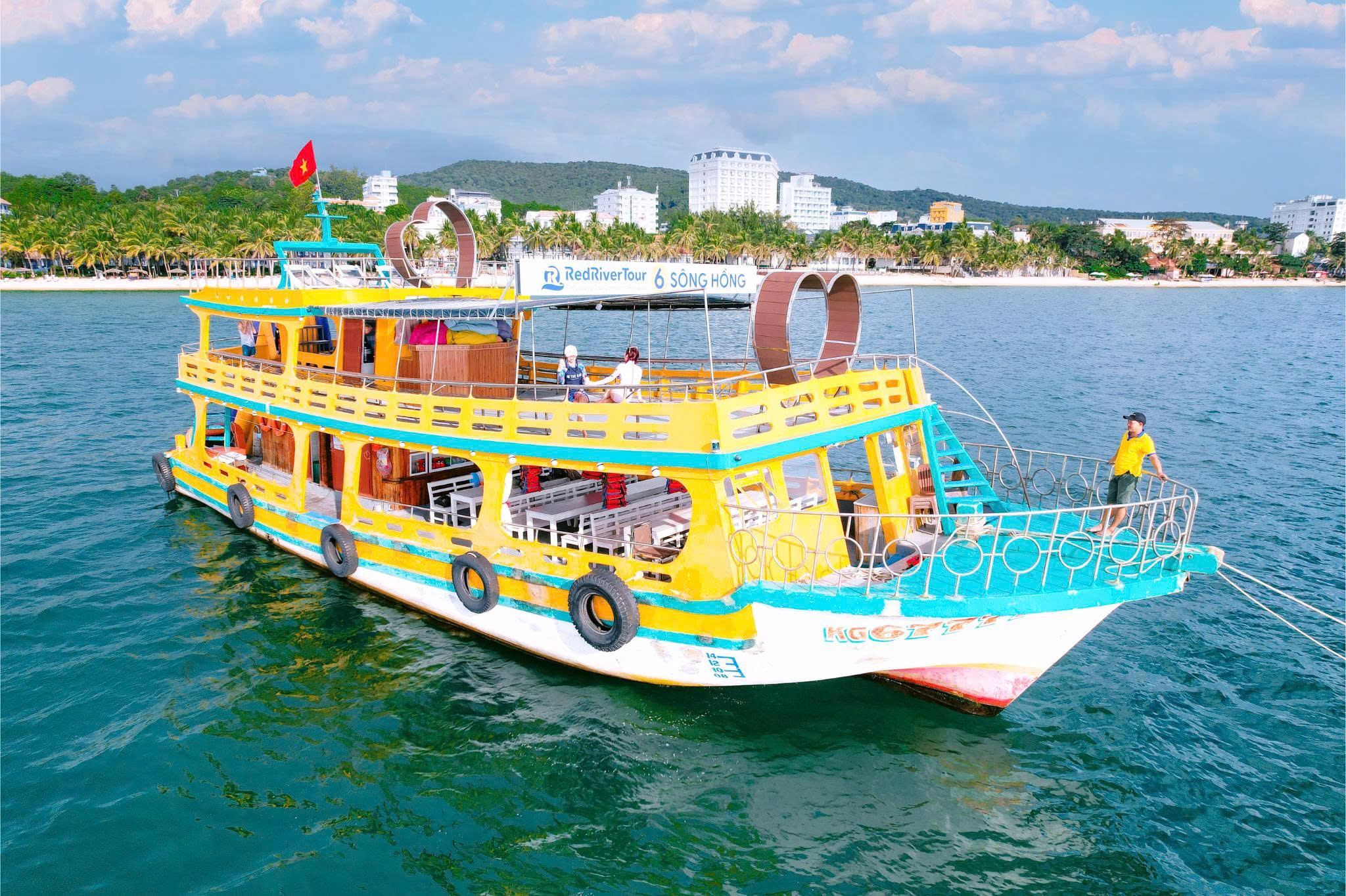 Phu Quoc: Tour Privato al Tramonto con BBQ su Barca in Legno e Fuochi d'Artificio