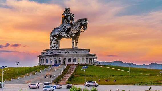 Passeio Privado de um Dia Complexo Chinggis Khan e Parque Nacional Terelj Camelo+Águia