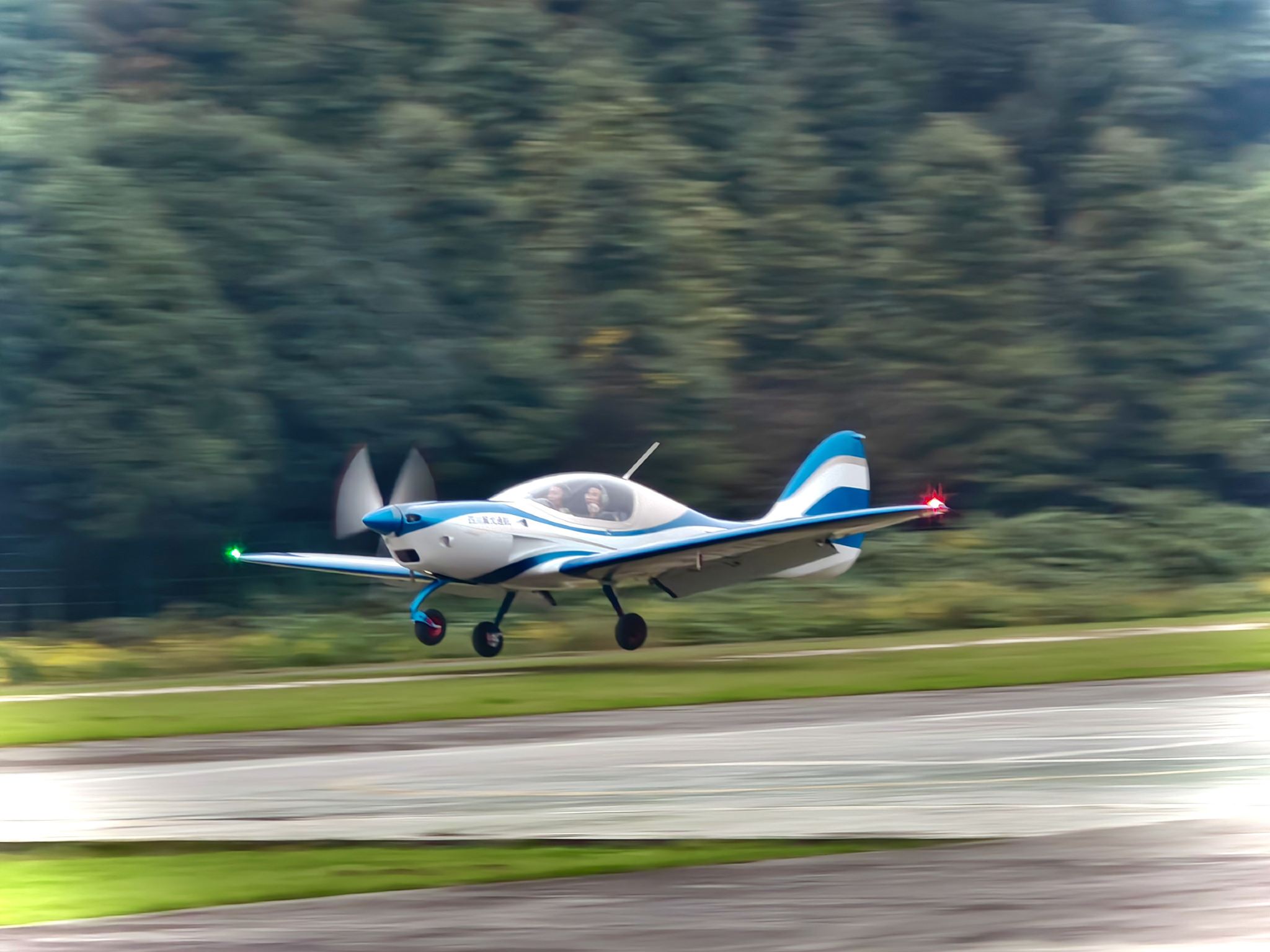四川成都青城山機場固定翼飛行體驗/四川翼戈通航【高空俯瞰青城山景區+機長一帶一/可以真實操控駕駛飛機】