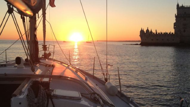 ลิสบอน: ทัวร์เรือใบชมพระอาทิตย์ตก 2 ชั่วโมง ต้นทางจากเบเลม
