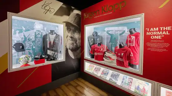 ประสบการณ์ทัวร์สนามแอนฟิลด์และพิพิธภัณฑ์สโมสรฟุตบอลลิเวอร์พูลประเทศอังกฤษ [พร้อมออดิโอไกด์หลายภาษาเช่นภาษาอังกฤษและภาษาจีน]