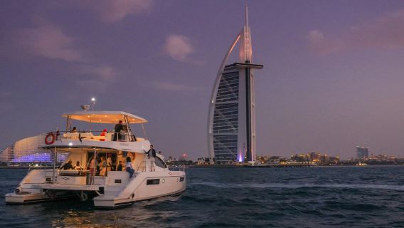Dubai Marina: Luxury Yacht Tour with Breakfast or BBQ