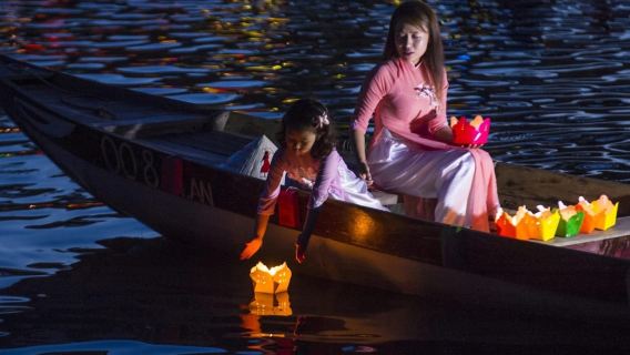 Tour della giungla di cocco e della città di Hoi An con giro in barca e rilascio di lanterne floreali