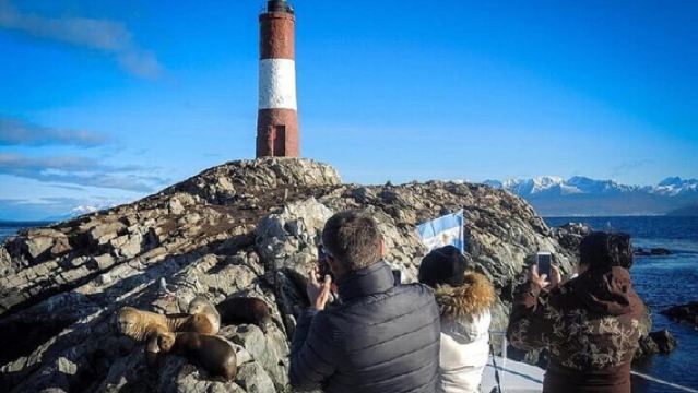 Ushuaia: Yacht navigation in Beagle Channel and Lighthouse
