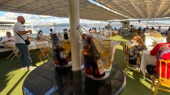 Istanbul: Bosporus-Kreuzfahrt bei Sonnenuntergang mit Getränken und Snacks