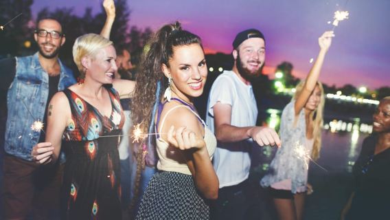 Malaga: Du thuyền Catamaran ngắm hoàng hôn hoặc đêm với DJ trực tiếp và đồ uống