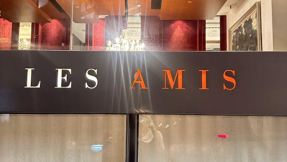 Les Amis, a must-try restaurant in Singapore, offers a restaurant reservation service.