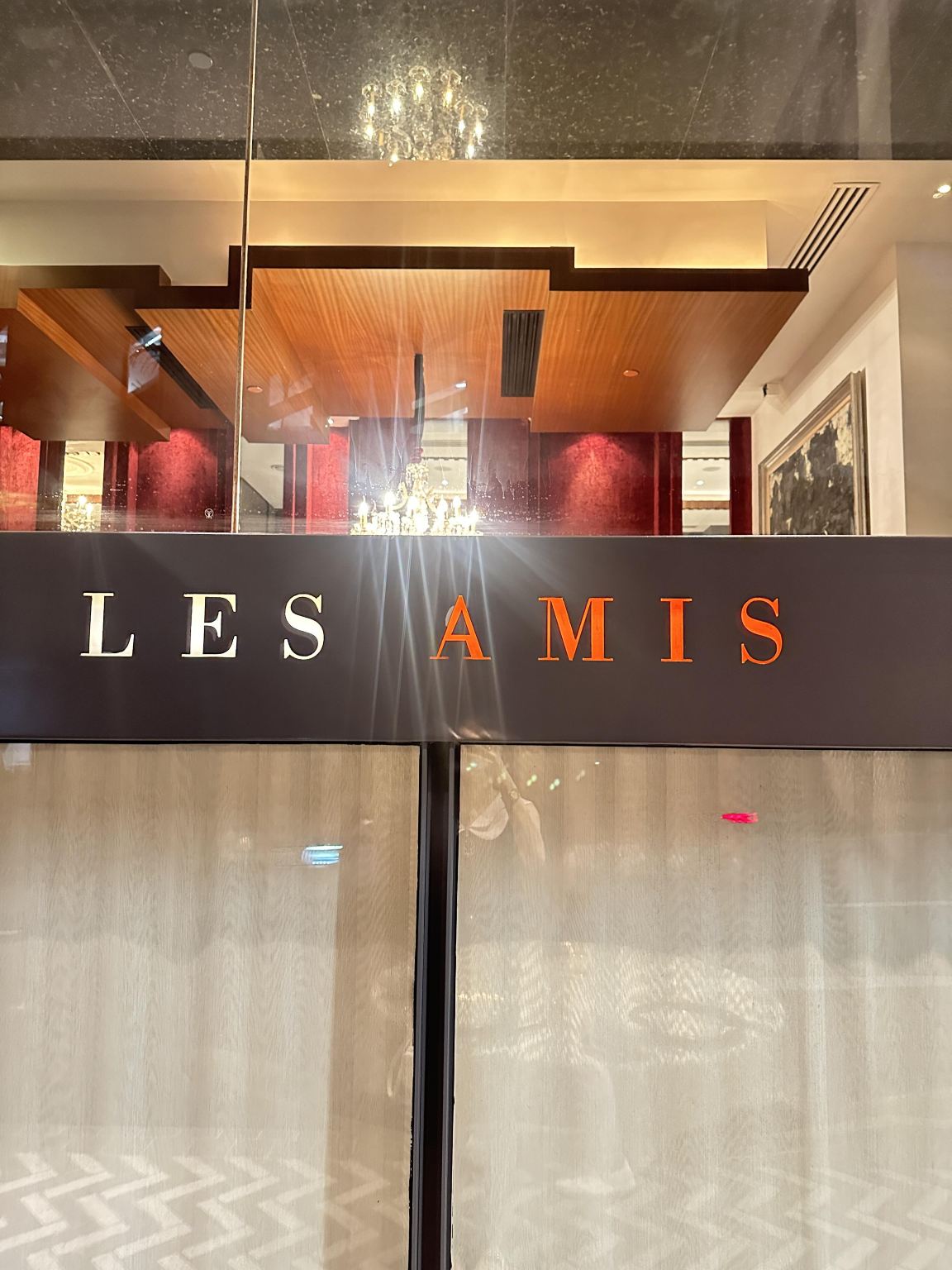 Les Amis, a must-try restaurant in Singapore, offers a restaurant reservation service.