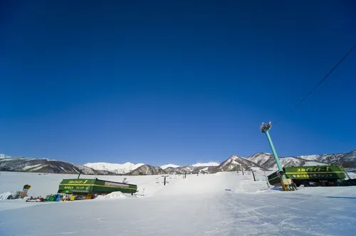 栂池スキー場　リフト1日券1枚6000円　3枚あります。 HAKUBA VALLEY 栂池高原スキー場リフト1日券（シニア）2枚 - 長野県小