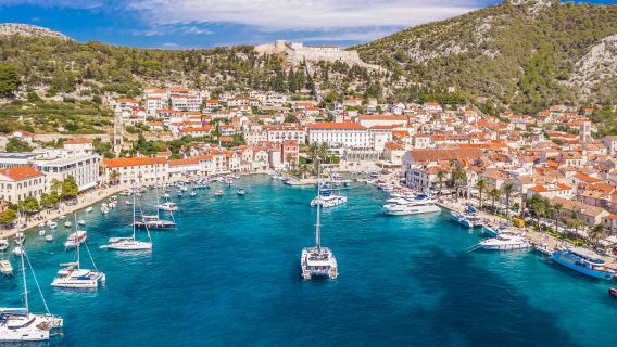 Excursion d'une journée à la Grotte bleue et au lagon bleu de Stiniva, île de Hvar, au départ de Trogir
