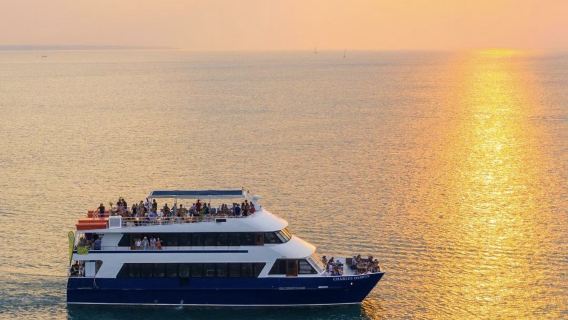 Crucero con cena al atardecer en Darwin de 2 h — Charles Darwin | Darwin Harbor Cruise