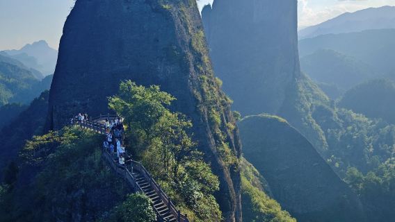 Excursión de un día a Shaoyang en Hunan: Montaña Lang, Bajiaozhai, Callejón Tianyi y Pico Lajiao con servicio en inglés disponible
