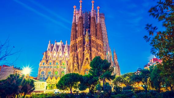 Sagrada Familia: Skip The Line Ticket + Small Group Guided Tour