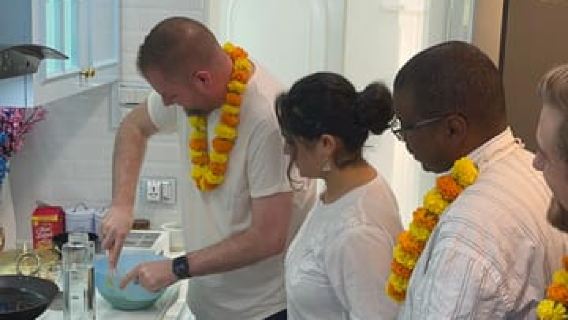 Mumbai: Indian Chai & Pakora Cooking Class in a Local Home