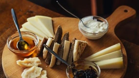 Bologna: Hidden Wine Bars, Aperitivo & Food Experience