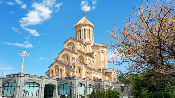Georgia Tbilisi Gereja Holy Trinity + Patung Ibu Georgia perjalanan sewaan peribadi