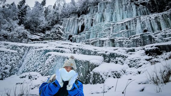 Jednodniowa wycieczka piesza do kanionu Korouoma w Finlandii | Zimą podziwianie zamarzniętego wodospadu | Ognisko z grillem w cenie