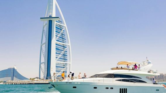 ドバイ・ハーバー：2時間のラグジュアリーヨットツアー（食事・ドリンク付き）